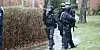 Schwerbewaffnete Polizisten der BFE sichern die Umgebung.