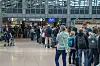 Lange Schlangen vor den Sicherheitskontrollen könnten so manchem Urlauber den Start in die Ferien vermiesen.