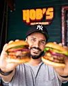 Gastronom Zulfikar Hussain eröffnet einen neuen Burger-Laden in Hamburg.