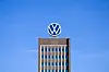 Das VW-Logo steht auf dem Markenhochhaus im Volkswagen Stammwerk.