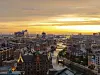 Luftaufnahme der Speicherstadt Hamburg mit abendlicher Beleuchtung. (Symbolbild)