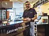 Ishak Ates am Tresen seines Döner Imbiss'