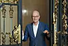 Bürgermeister Peter Tschentscher (SPD) steht im Hamburger Rathaus.