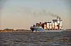 Ein Schiff fährt über die Nordsee, deren Verschmutzung in den vergangenen vier Jahrzehnten deutlich zurückgegangen ist. (Symbolbild)