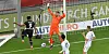 Beim 1:0 lässt Leon Bailey (l.) Frankfurt-Keeper Kevin Trapp keine Chance.