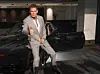 David Hasselhoff vor dem legendären Sportwagen „K.I.T.T.“ aus der Serie „Knight Rider“.