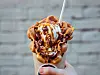 Eine Bubble-Waffel, gefüllt mit Eis und Soße: Die hubbelige Form macht sie besonders fluffig.