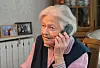 Eine Seniorin telefoniert.