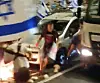 Anscheinend mit voller Absicht fährt ein Mann am Montagabend mit seinem Auto durch eine Menschenmenge, die eine Schnellstraße bei Tel Aviv blockiert hatte.