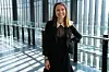 Die neue DAZN Geschäftsführerin Alice Mascia lacht in die Kamera