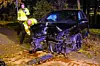 Ein kaputter VW Golf steht nach einem Unfall an der Lombardsbrücke auf einem Grünstreifen