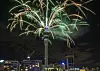 Feuerwerk erleuchtet um die Spitze des Fernsehtumrs in Auckland