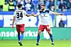 Jonas David klatscht mit Mario Vuskovic ab.