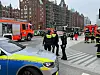 Polizisten und Kräfte der Feuerwehr am Einsatzort in der HafenCity.
