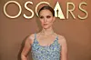 Frau in hellblauem Kleid vor Aufschrifr „Oscars“