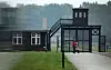 Besucher:innen vor dem ehemaligen KZ Stutthof bei Danzig