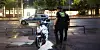 Polizisten untersuchen den Motorroller.