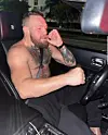 Conor McGregor raucht bei einer Spritztour in Miami einen Joint