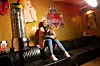 Kleine Pause: Micky kuschelt mit Diva – der Hund ist ihr Ein und Alles.