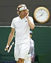 Alexander Zverev kratzt sich am Kinn