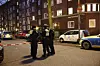 Polizeibeamte am Tatort in Barmbek-Nord. Der Bereich wurde abgesperrt.