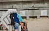 'Punkrock Asozial' hat jemand auf die Promenadenmauer gesprüht.