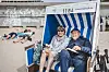 Helga (78) und Henning (84) aus Wolfsburg stören sich nicht an den Partymachern.