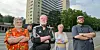 Dieter Schmidt (71), Peter Wendt (65), Erika Feddern (79) und Helmut Baumann (48) (v.l.n.r.) sind empört über den Aufzug-Ausfall in dem zwölfstöckigen Haus in der Holstenstraße.