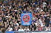 Kieler Fans halten ein Transparent mit der Aufschrift „Vorstand raus“ hoch