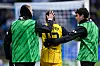 Zwei BVB-Kollegen schirmen Jamie Gittens ab.