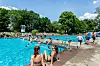 Personen baden in einem Freibad