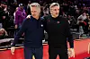 Steve Kerr, Trainer der Golden State Warriors, und Chris Finch, Trainer der Minnesota Timberwolves, Arm in Arm