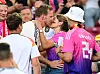 Privat wie nie: Nagelsmann holt sich bei seiner Lena ein Sieger-Küsschen ab.