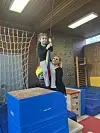 Ebru Aygün spielt mit ihrer Tochter, hält sie und gibt Anschwung.