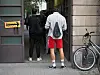 Wahlberechtigte warten deutlich nach 18 Uhr in einer Schlange vor einem Wahllokal an der Mandelstraße im Berliner Stadtteil Prenzlauer Berg