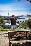 MOPO-Reporter Julian König liebt diese Bank, die in der Nähe des Altonaer Balkons ist. Der Blick auf die Elbe ist einmalig schön.