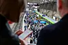 Ein Bahnsteig im Hamburger Hauptbahnhof ist voll mit Menschen