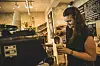 Laura (31) ist Barista in der Kaffeebar „Black Delight“ in Ottensen.