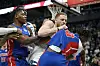 Spieler der Detroit Pistons und der Minnesota Timberwolves sind ineinander verkeilt