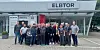 Das Elbtor-Team steht vor der zukünftigen Firmenzentrale in Altona.
