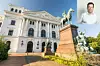 Weißes Rathaus mit einem eingeklinkten Porträt