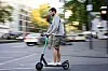 Die meisten E-Nutzer tragen während der Fahrt keinen Helm.