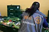 Eine Mitarbeiterin der Bremerhavener Tafel bereitet Obst und Gemüse zur Verteilung vor