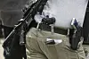 Eine Person mit mehreren Schusswaffen nimmt in den USA an einer Demonstration für das Recht, Waffen zu besitzen, teil.