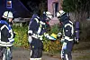 Feuerwehrleute messen in Elskop mit einem Geigerzähler radioaktive Strahlung.