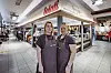 Shiva Minaeian (42, l) und ihre Angestellte Noushin Jelele (53) können den Laden im Mercado nicht weiter bedienen.