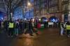 Mindestens 120 Menschen haben sich am Freitagabend zu einer pro-palästinensischen Demo in Hamburg versammelt. EInige halten Flaggen und Transparente hoch. Ordner und die Polizei begleiten die Demo.