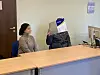 Der Angeklagte (r.) neben seiner Dolmetscherin im Gerichtssaal. Er verdeckt sein Gesicht mit einem Aktenordner.