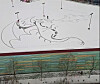 Aus dem Schnee schaut einem ein feuerspeiender Drache entgegen.