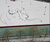 Aus dem Schnee schaut einem ein feuerspeiender Drache entgegen.